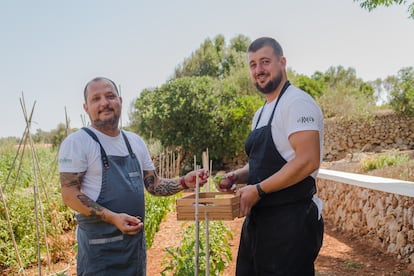 Pau Morales Comellas, cocinero responsable del restaurante, a la izquierda, Marco Collado, copropietario y chef del grupo Ses Forquilles.