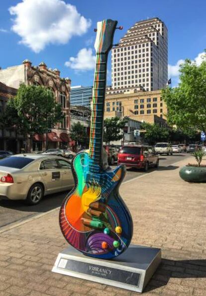 La guitarra Vibrancy, obra de Craig Hein en Congress Avenue, en Austin.