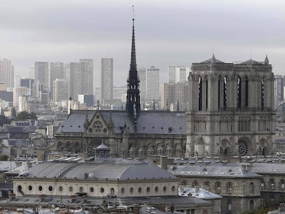 Foto de la catedral tomada desde la iglesia de Saint-Eustache. En el centro de la imagen, la aguja y la techumbre destruidas en el incendio de este lunes.