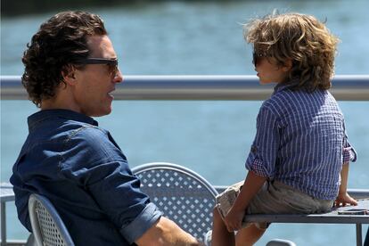 Mathew McConaughey  y su hijo Levi Alves de 5 años comparten el gusto por el estilo denim y las gafas de sol. Y es que la práctica de 'vestir igual que papá' está muy extendida entre las celebrities.