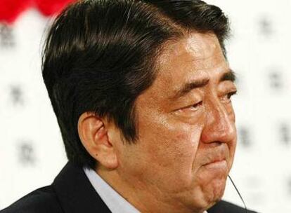 El primer ministro japonés, Shinzo Abe, comparece ante la prensa para comentar el resultado de las elecciones.