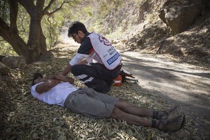Algunos corredores reciben atención médica por parte de la Cruz Roja, durante el recorrido. El hombre de la imagen pedía pinole para reponerse y continuar el trayecto.