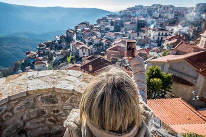 Captando a una chica tomándose una selfie con vistas al pueblo de Arachova en la montaña Parnassos.