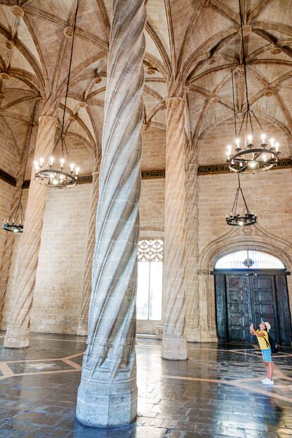 Interior de la Lonja de la Seda, en la ciudad de Valencia.