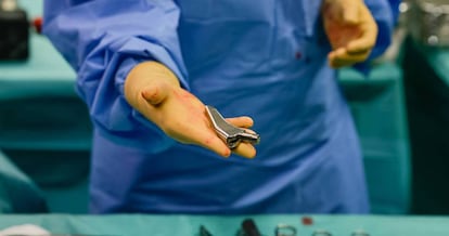 Un cirujano muestra una parte de una prótesis de cadera antes de su implantación en el Hospital Saint George Clinic, en Niza (Francia).