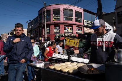 Un hombre vende arepas en las calles de San Victorino, aprovechando las jornadas de comercio navideño, en Bogotá, el 21 de diciembre de 2022.