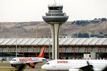 Vista de la torre de control del aeropuerto de Barajas en Madrid.