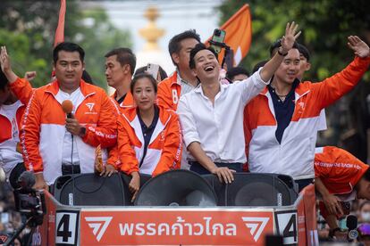 Pita Limjaroenrat, center, (white shirt) leader of Move Forward Party