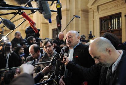 El abogado de Jacques Chirac, Georges Kiejman, responde a los periodistas tras el primer día del proceso.