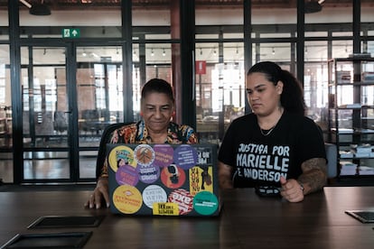 Abuela y nieta, en el Instituo Marielle Franco, en Río, el jueves durante la entrevista por vídeoconferencia. 