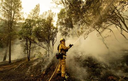 Un bombero en el llamado incendio Carr en Redding, California, el pasado día 26.