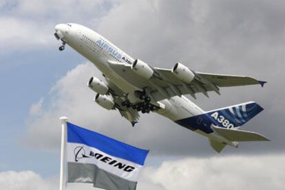 Un Airbus A380 sobrevuela el área de exposición de Boeing en la feria aeronautica parisina que se celebra en el aeropuerto de Le Bourget.