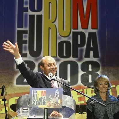 El presidente de Rumania, Traian Basescu, junto a Esperanza Aguirre el pasado sábado en Alcalá.