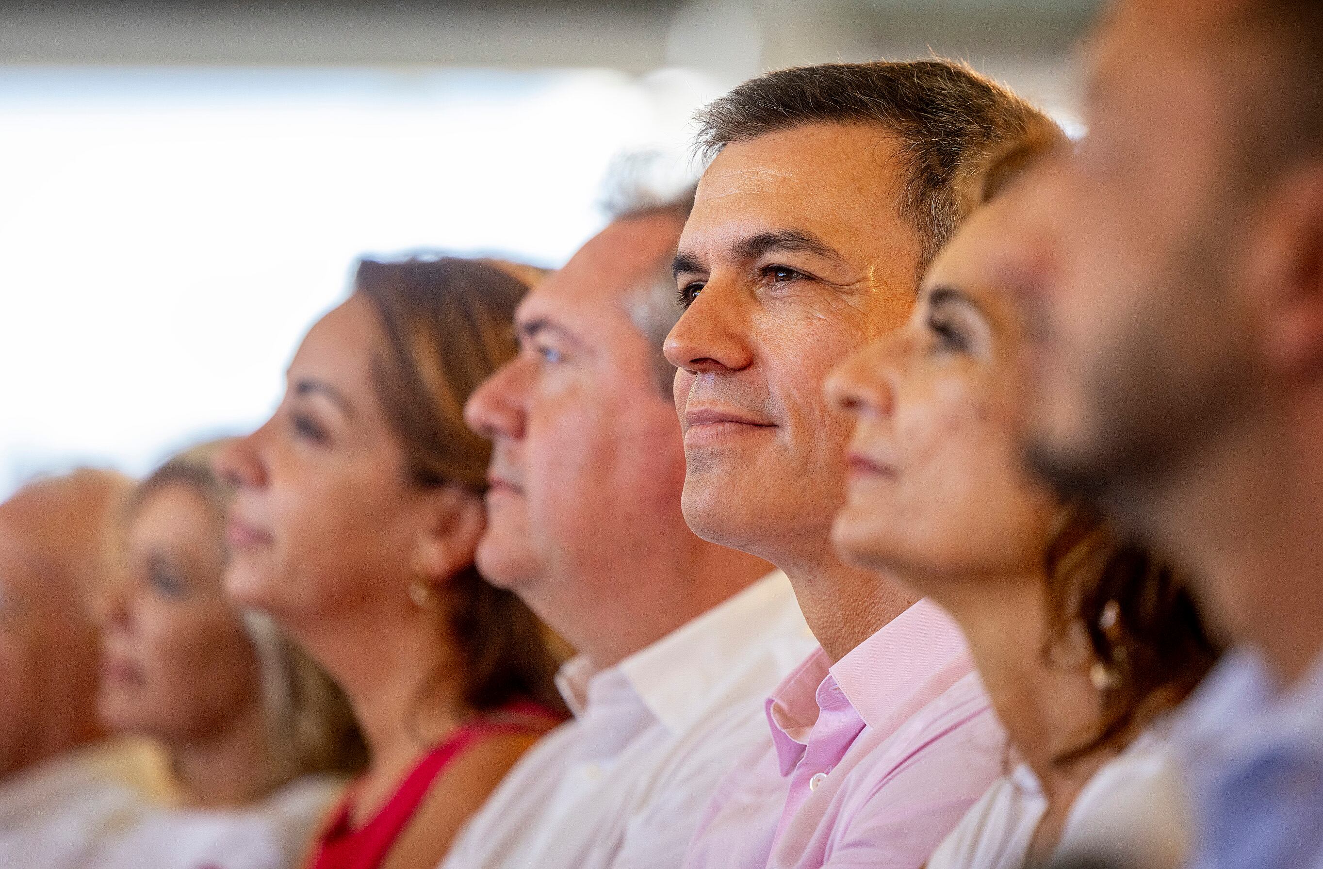 Pedro Sánchez, entre Juan Espadas y María Jesús Montero, en el mitin del PSOE el sábado en La Rinconada (Sevilla).