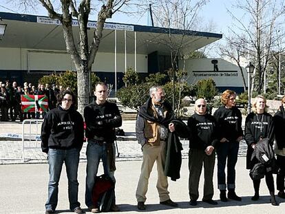 Miembros de Dignidad y Justicia, delante de los presuntos miembros del entorno de ETA juzgados por la Audiencia Nacional.