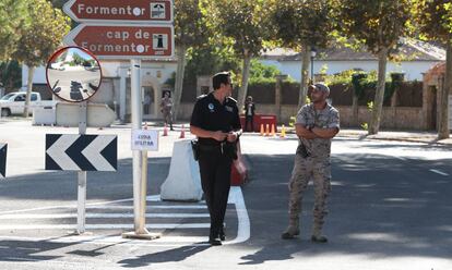 Agentes y personal de seguridad en los accesos al escenario de la boda.