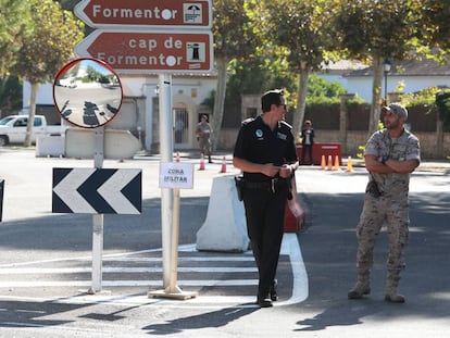 Agentes y personal de seguridad en los accesos al escenario de la boda.