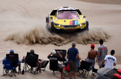 O piloto britânico e o co-piloto holandês da equipe Peugeot, Harry Hunt e Wouter Rosegarr, durante a primeira prova do Dakar entre Lima e Pisco (Peru) em 7 de janeiro.