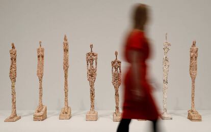 Una visitante pasea ante la serie de esculturas 'Mujer de Venecia', de Alberto Giacometti, en la Tate Modern de Londres.