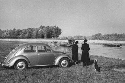 Inge Morath se convirti en 1955 en la primera fotgrafa de la agencia Magnum, tras una primera etapa como editora que le permiti trabajar con fotgrafos como Henri Cartier-Bresson. Tres a?os despus se embarc en un gran proyecto personal que uni sus dos grandes vocaciones, los viajes y la fotografa: Morath se lanz a recorrer y fotografiar los paisajes que encontr a orillas del Danubio (en la imagen cerca de Viena, en 1958). Un viaje inicitico (e incompleto entonces) que ocho talentosas fotgrafas, ganadoras en diversas ediciones del premio Inge Morath, rehicieron en 2014 como homenaje a la gran dama de la fotografa del siglo XX.