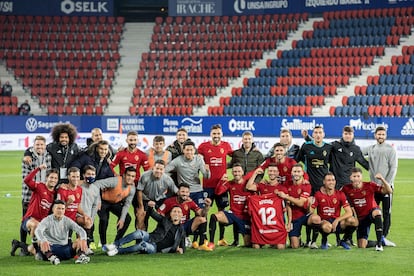 Los jugadores de Osasuna celebran el triunfo contra el Athletic en El Sadar. / CA OSASUNA