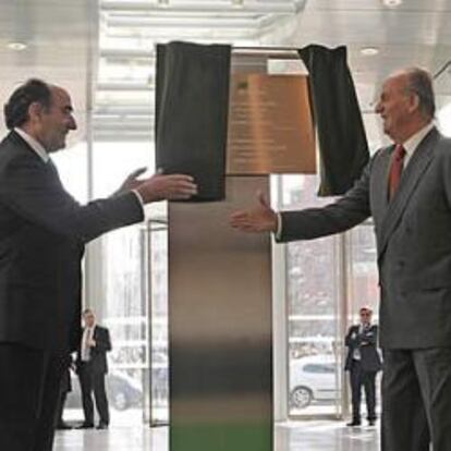 El Rey saluda al presidente de Iberdrola, Ignacio Sánchez Galán, en el atrio de Torre Iberdrola en Bilbao.