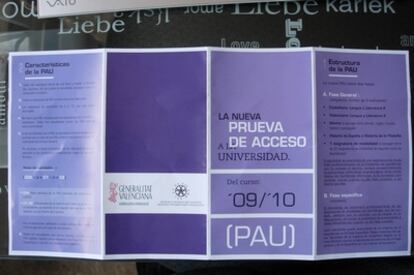 El tríptico con errores de la Consejería de Educación, que anuncia la nueva "prueva" de acceso a la Universidad.