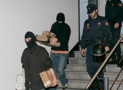 La policía registra la sede del Partido Comunista de las Tierras Vascas en San Sebastián el pasado octubre.