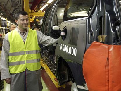 El comprador del coche, Enrique Cuesta, ayer en la cadena de montaje de PSA en Vigo.