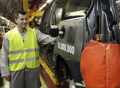 El comprador del coche, Enrique Cuesta, ayer en la cadena de montaje de PSA en Vigo.