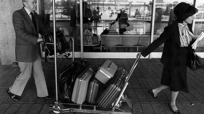 El escritor mexicano Juan Rulfo a su llegada al aeropuerto de Madrid Barajas en 1985. 