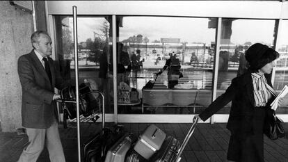 El escritor mexicano Juan Rulfo a su llegada al aeropuerto de Madrid Barajas en 1985. 