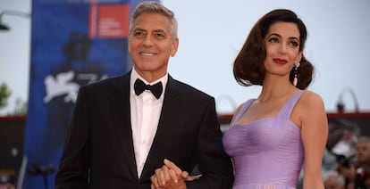 El actor George Clooney y su esposa la abogada Amal Clooney en el Festival de Cine de Venecia el 2 de septiembre. 