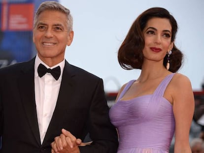 El actor George Clooney y su esposa la abogada Amal Clooney en el Festival de Cine de Venecia el 2 de septiembre. 