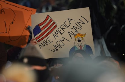 Una pancarta de uno de los asistentes a la celebración, "Hagamos américa caliente otra vez" parafraseando la famosa frase del presidente Trump.