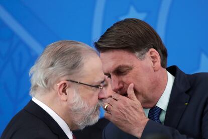 Augusto Aras e Jair Bolsonaro em abril de 2020.