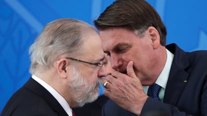 Augusto Aras e Jair Bolsonaro em abril de 2020.