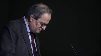 <b>La bandera de Quim Torra.</b> El pasado 28 de septiembre, el Tribunal Supremo confirmó la inhabilitación de Quim Torra para ejercer cargo público por haberse negado a descolgar del balcón de la Generalitat una pancarta de defensa a los presos del 'procés'. Tuvo que dejar, por tanto, su cargo de presidente del Gobierno catalán. La imagen es del día de la inhabilitación.