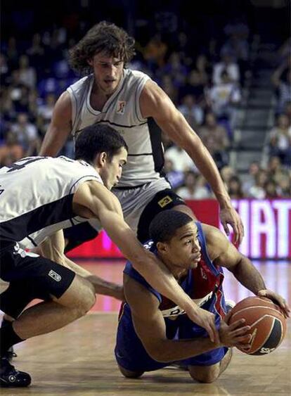 El base del Barcelona Barrett protege el balón ante los jugadores del Joventut