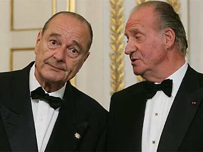 El presidente francés, Jacques Chirac, conversa con Don Juan Carlos, poco antes de la cena de gala ofrecida hoy en el Palacio del Elíseo, en París.