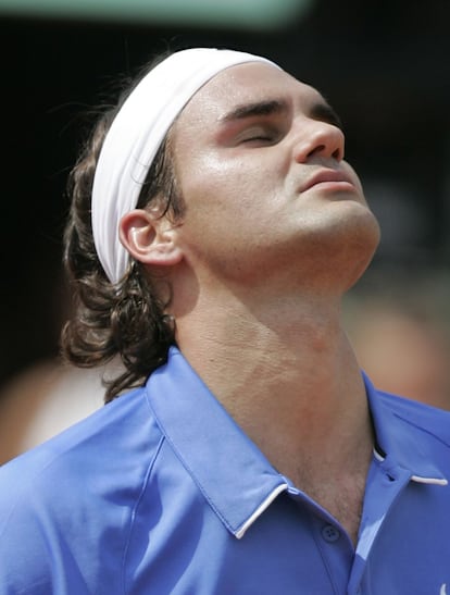 Federer se lamenta tras un fallo durante una final de Roland Garros frente a Nadal.