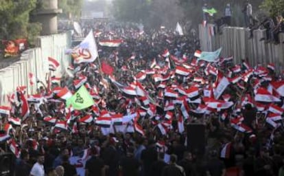 Simpatizantes del clérigo chií Al Sadr, este martes frente a la embajada turca en Bagdad.