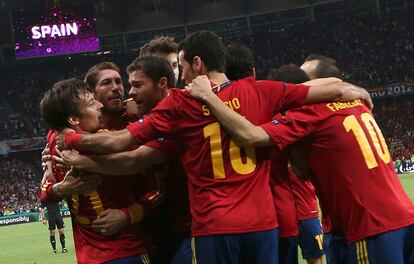 David Silva celebra el gol marcado con sus compañeros de La Roja.