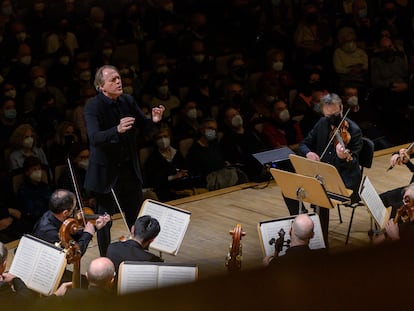 Thomas Hengelbrock dirige la 'Misa en si menor', de Bach, el pasado domingo en el Auditorio Nacional.
