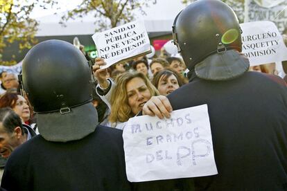 Manifestantes a las puertas de la Asamblea de Madrid.