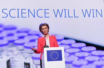 La presidenta de la Comisión Europea, Ursula von der Leyen, en una visit este viernes a la fábrica belga de Pfizer.