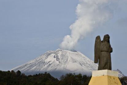 Imagen del humo en el Popocatpetl este martes.