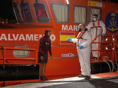 Efectivos de Salvamento Marítimo trasladan al Puerto de Motril a 11 personas de origen argelino que viajaban en una embarcación de apenas 4 metros de eslora, el pasado 10 de agosto.