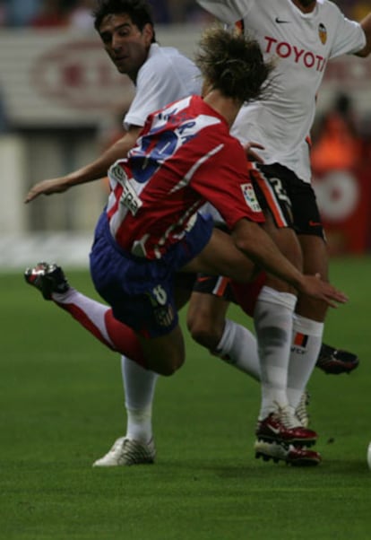 Valera y Vicente chocan en la disputa de un balón.