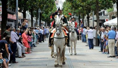 El desfile de tropas que recrea la batalla de Vitoria recorre este sábado las calles de la capital alavesa. 